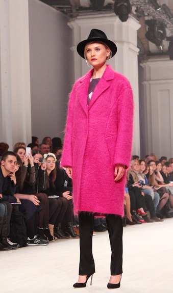 ярко-розовое пальто